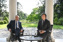  Alberto Fernández (i), y Javier Milei.